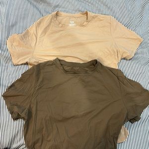 Set of 2 skims fits everybody t shirts in neutrals size m